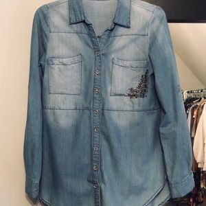 Jean shirt w/detail on pocket & split back